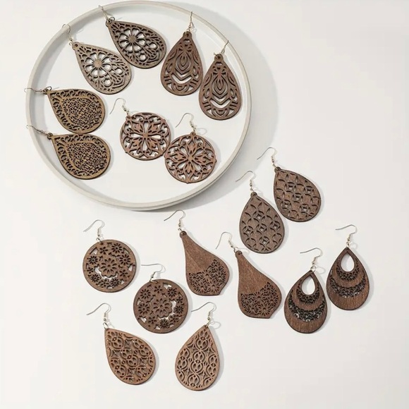 ⭐️ 5 for $25 Natural Wood Brown Painted Lightweight Earrings Gold Tone Hoops - Picture 4 of 7